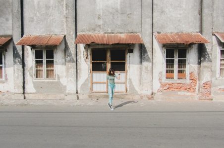 Pengunjung berfoto di salah satu bangungan Kota Tua Ampenan. (Foto: instagram.com/nvannes)