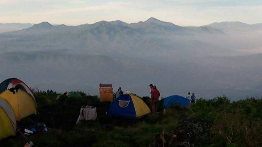 Jangan asal mendaki tanpa membawa persiapan yang cukup (Sumber: Instagram/emagungte)