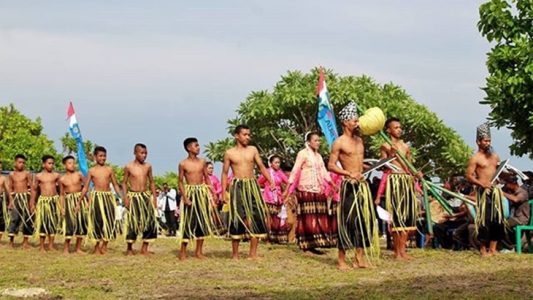 Aktivitas warga Tanjung Waka. (Foto: travelingyuk.com)