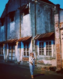 Pengunjung berfoto di Kota Tua Ampenan. (Foto: instagram.com/ayunihrnnisa_)