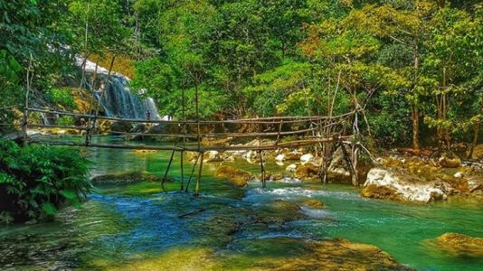 Jembatan menuju Air Terjun Lapopu. (Foto: instagram@vennyjulita)