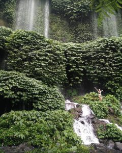 Pengunjung berfoto di Air Terjun Benang Kalambu. (Foto: Pinstagram.com/zy_bochiq)