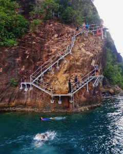 Cliff jump di Pulau Sironjong. (Foto: instagram.com/indoflashlight)