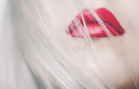 Lipstik merah juga membuat kamu jauh lebih menarik. (foto: pixabay/pexels)