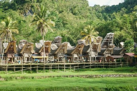 Pemakaman unik di Desa Kete Kesu. (foto: id.backpacker)