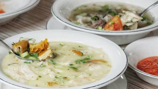 Soto sadang memiliki dua varian yaitu kuah bening dan kuah santan. (Foto: travelingyuk.com)