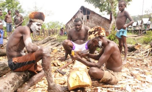 Seni pahat kayu Suku Asmat. (Foto: googleusercontent.com)