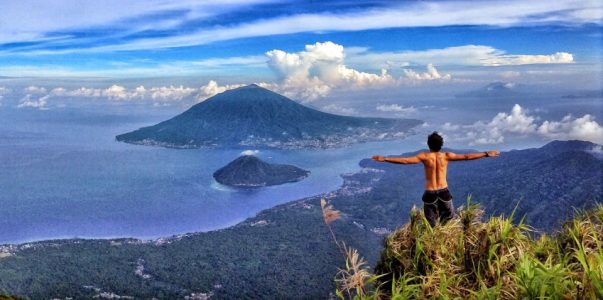 Pemandangan luar biasa dari atas puncak. (Foto: alaniadita)