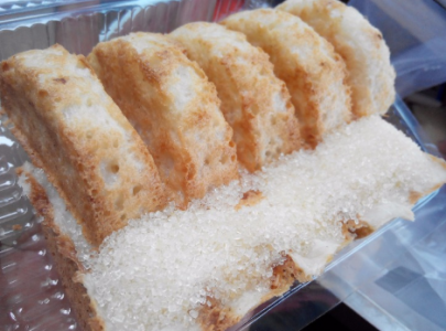 Kue gonjing terbuat dari kelapa asli. (Foto: krawang.id)