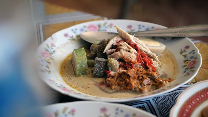 Liburan ke Bandung? Jangan Lupa Icip Lontong Cap Go Meh Ini