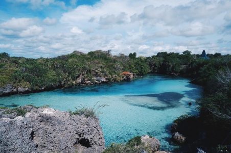 Laguna dengan air biru yang tenang. (Foto: instagram@zhafira)