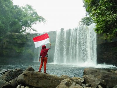 Air Terjun Riam Meresap punya cerita rakyat (Instagram/y_uwan)