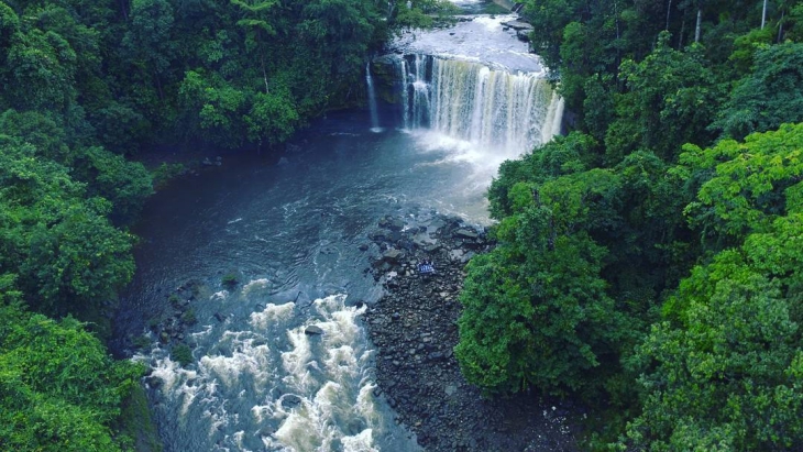 Melongok Pesona Miniatur Air Terjun Niagara di Kalimantan Barat