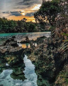 Warna lembayung yang indah di Waikuri membuat pesona senja yang indah. (Foto: instagram/bteguh_gr)