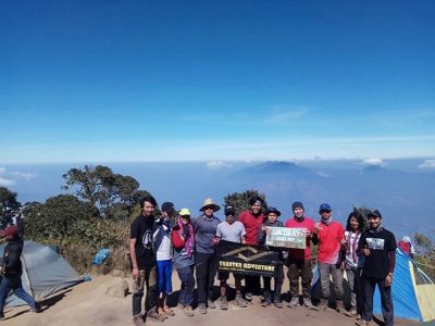 Foto bersama para pendaki di Gunung Cikurai. (Foto: instagram@theater_adventure)