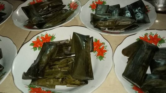 Kue cimpa dibentuk lonjong tanpa warna. (Foto: Instagram@bunga_viollet)