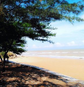 Pasir di Pantai Slopeng terbilang unik. (foto: Instagram @rodhi_id)