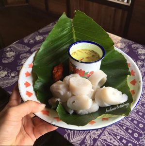 Selain dimakan bersama kuah kari ikan, berego juga nikmat disajikan bersama gangan atau lakse. (foto: Instagram @kulinerbelitong)