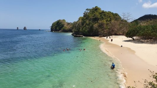 Pantai Tiga Warna. (Foto: www.pantainesia.com)