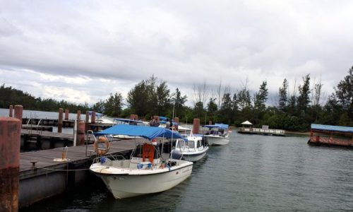 Olahraga air andalan Pantai Marina