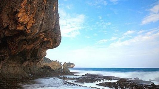 tebing karang di pantai karang bokor