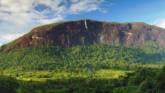 pemandangan bukit kelam atau gunung kelam