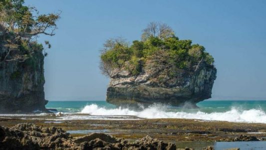 pantai karang bokor