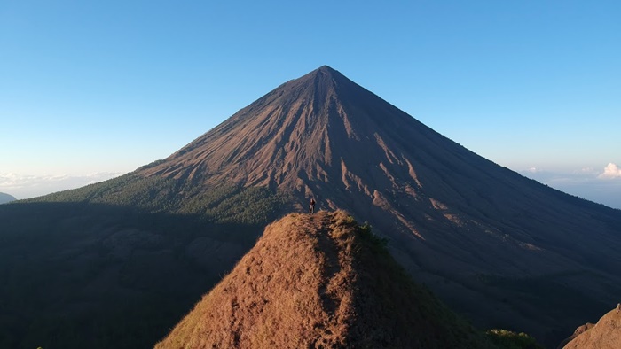 Bukit Watunariwowo Titik Pandang Terbaik Gunung Inerie