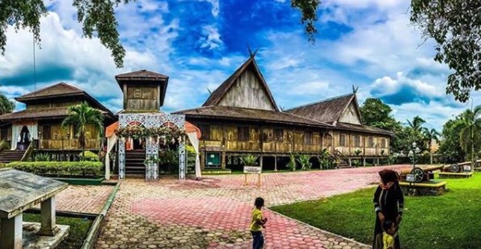 Istana Kuning, Bukti Akulturasi Budaya Melayu, Tionghoa dan Dayak di Bumi Borneo