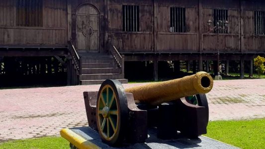 meriam kuno depan istana kuning