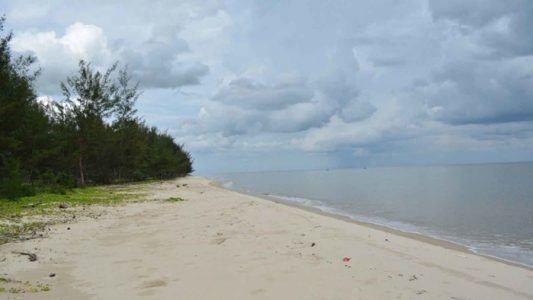 hamparan pasir putih di pantai ujung pandaran