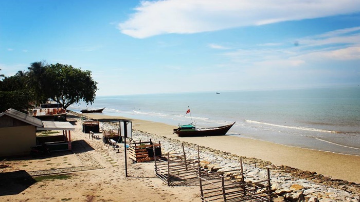 Bermain Ombak dan Pasir Putih di Pantai Teluk Rhu, Bengkalis