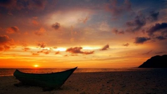 nikmati sunset di  pantai ujung pandaran