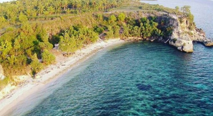 Terbuai Sejuknya Suasana Pantai Batu Raja Majene