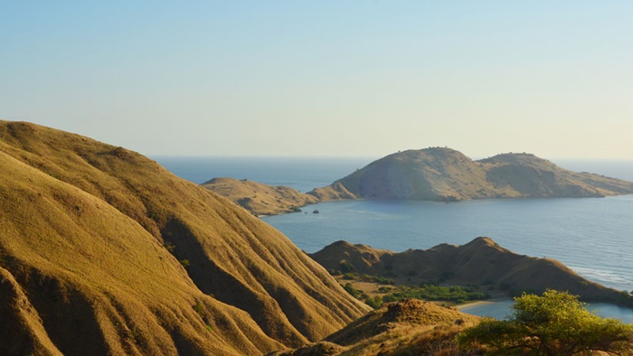 Romantisnya Laut Biru, Pasir Putih dan Bukit Savana di Gili Laba