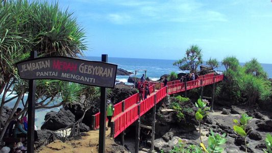 jembatan merah di pantai menganti