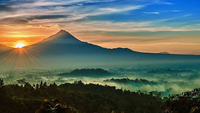 Punthuk Setumbu, Titik Pandang Alami Tiga Candi di Magelang