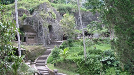 tangga menuju pura gunung kawi