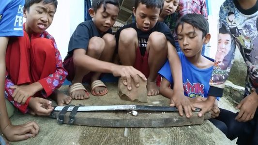 ngadu muncang atau adu kemiri