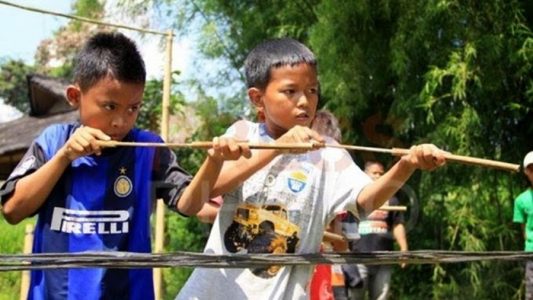 anak-anak sedang bermain pletokan