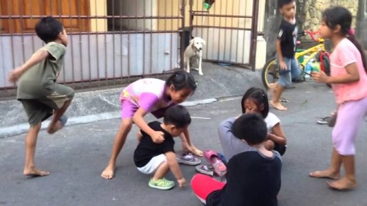 anak-anak bermain sepak tekong