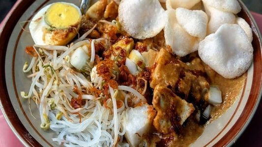 beda ketoprak dengan gado-gado