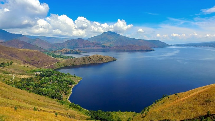 Bukit Holbung, Spot Terbaik Melihat View Danau Toba