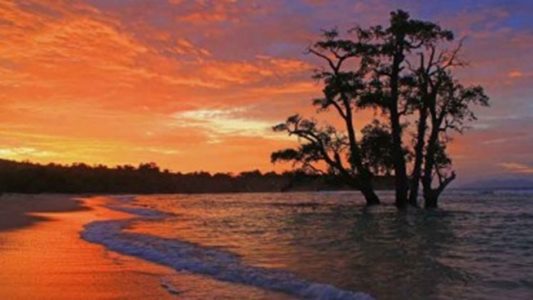 indahnya senja di pantai lhok mee