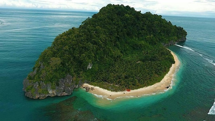 Menyusuri Eksotisme Laut dan Pasir Putih di Pulau Keluang