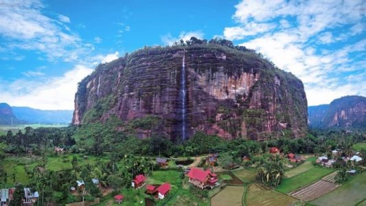 keunikan lembah harau