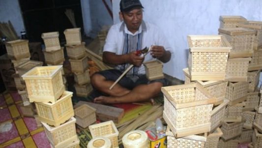 butuh keuletan dalam membuat kerajinan bambu