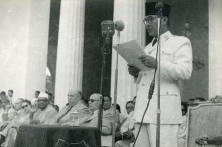 kembali ke uud 1945 menandai demokrasi terpimpin