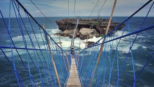 jembatan gantung di pantai timang