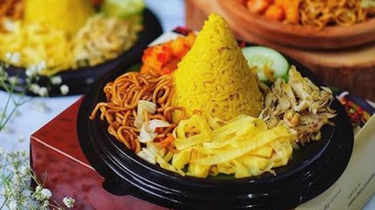 pelanggan nasi tumpeng 